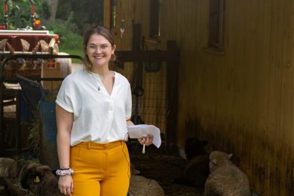 Kaylin Doherty Girl-white-shirt-and-yellow-pants